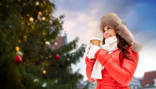 Mulher com café sobre árvore de natal em Tallinn — Fotografia de Stock