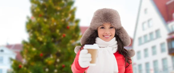 Woman with coffee over christmas tree in tallinn — Stock Photo, Image