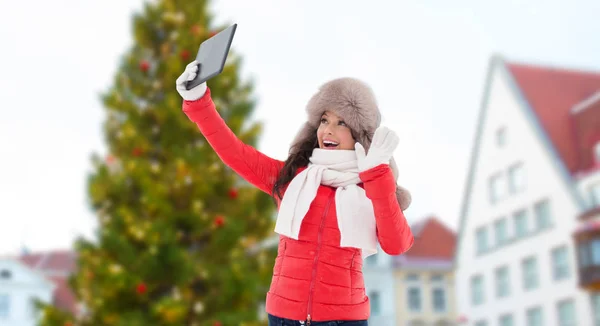 Vrouw met tablet pc over kerstboom — Stockfoto