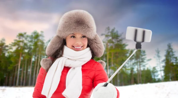 Gelukkige vrouw selfie overname winter forest — Stockfoto