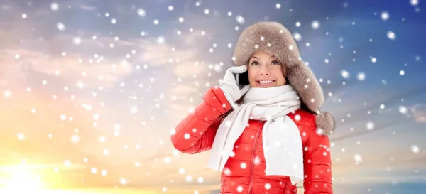 Mujer feliz en sombrero de invierno llamando en el teléfono inteligente —  Fotos de Stock