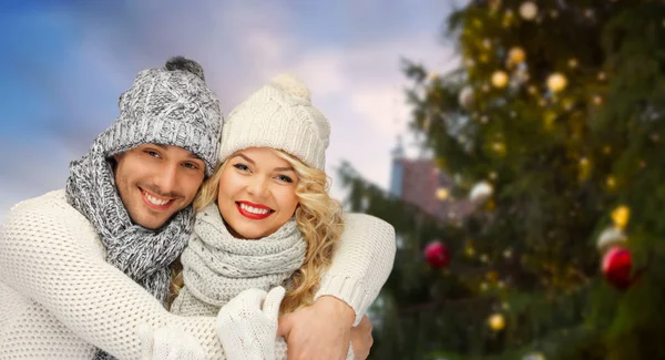 Felice coppia che abbraccia oltre albero di Natale — Foto Stock
