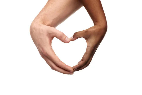 Руки разного цвета кожи, придающие форму сердцу — стоковое фото
