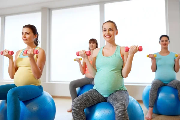 Hamile kadınlar spor salonunda egzersiz topları ile eğitim — Stok fotoğraf