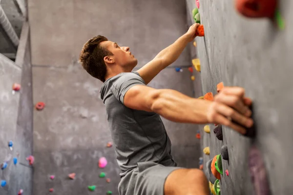 Jovem se exercitando no ginásio de escalada indoor — Fotografia de Stock