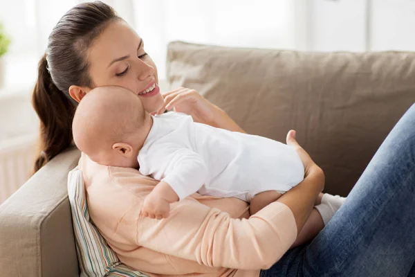 Gelukkig moeder met kleine babyjongen thuis — Stockfoto