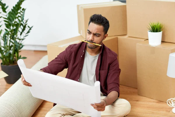 Hombre con plano y cajas que se mudan a un nuevo hogar —  Fotos de Stock