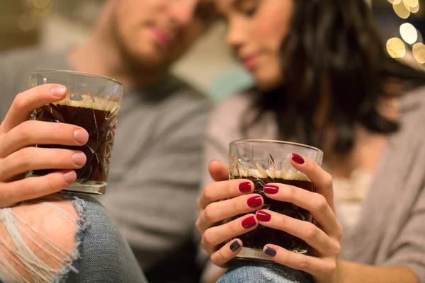 Close up de casal feliz beber café em casa — Fotografia de Stock