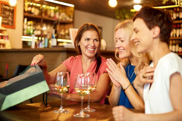 Γυναίκες με τσάντες αγορών στο wine bar ή στο εστιατόριο Εικόνα Αρχείου