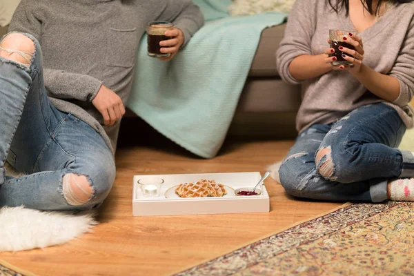 Gros plan du couple buvant du café à la maison — Photo