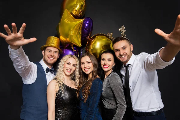 Amigos en Navidad o fiesta de año nuevo — Foto de Stock