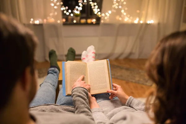 Primer plano del libro de lectura de pareja en casa — Foto de Stock