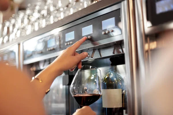 Primo piano di donna con vetro a distributore di vino — Foto Stock