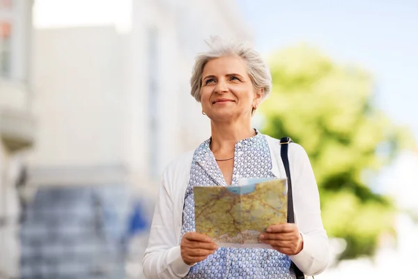 Senior woman o turista con mapa en la calle de la ciudad —  Fotos de Stock