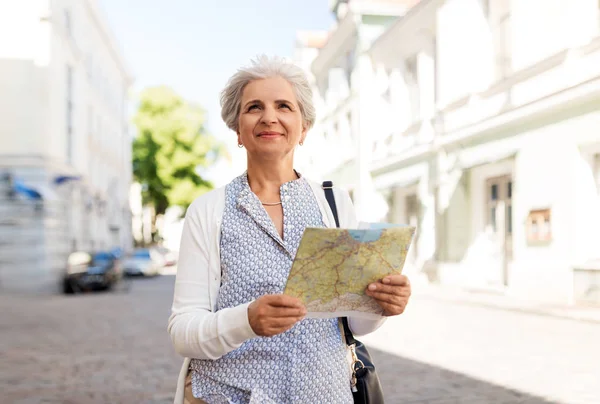 Idősebb nő vagy turisztikai Térkép a város utca — Stock Fotó