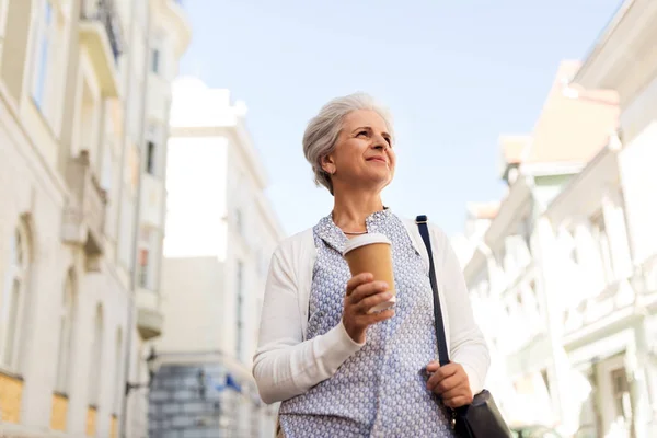 Senior woman drinking coffee at summer city — Stock Photo, Image