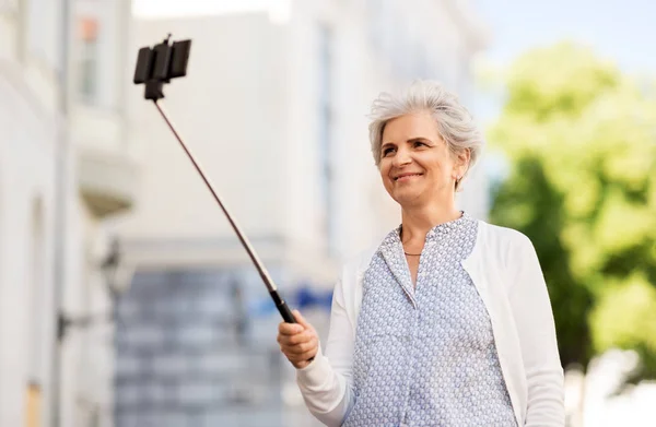 Gelukkig senior vrouw overneemt selfie stad straat — Stockfoto