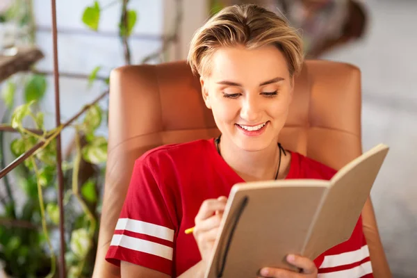 Szczęśliwy nastoletnie dziewczyny, w piśmie do notebooka w kawiarni — Zdjęcie stockowe
