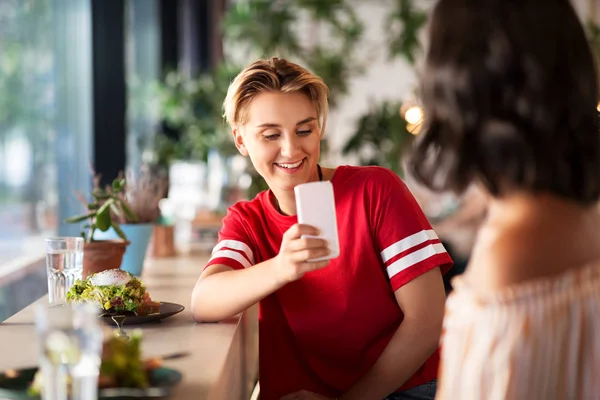 Γυναίκες γευμάτιζαν και φωτογράφηση στο café — Φωτογραφία Αρχείου