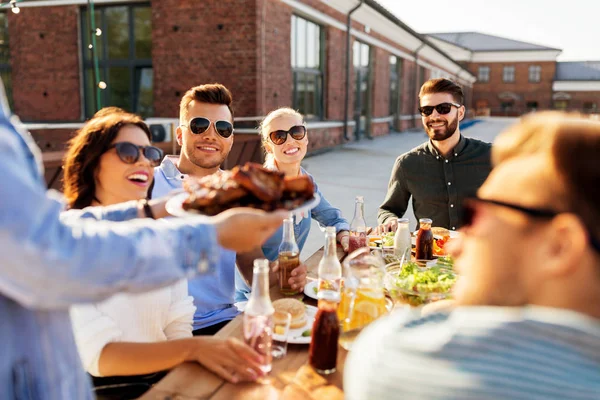 Vrienden op barbecue feestje op dak in de zomer — Stockfoto
