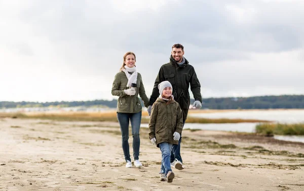 가 해변을 따라 산책 하는 행복 한 가족 — 스톡 사진