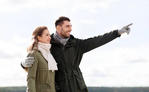 Sorrindo abraço casal na praia de outono — Fotografia de Stock