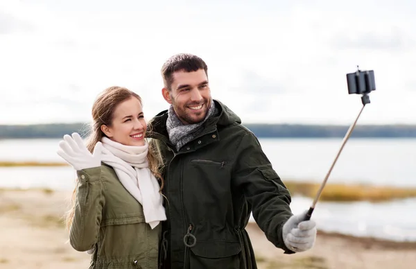 Glückliches Paar macht Selfie am Strand im Herbst — Stockfoto
