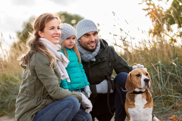 Sonbaharda açık havada av köpeği olan mutlu bir aile. — Stok fotoğraf