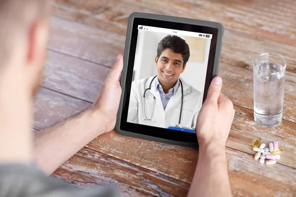 Paciente que tiene chat de vídeo con el médico en la tableta PC —  Fotos de Stock