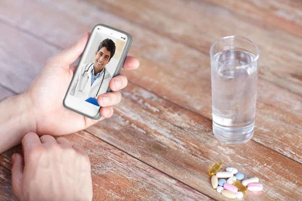 Paciente teniendo chat de vídeo con el médico en el teléfono celular — Foto de Stock