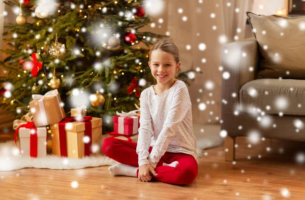 Leende flicka på jul hem — Stockfoto