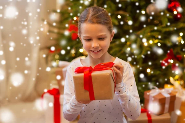 Fille souriante avec cadeau de Noël à la maison — Photo