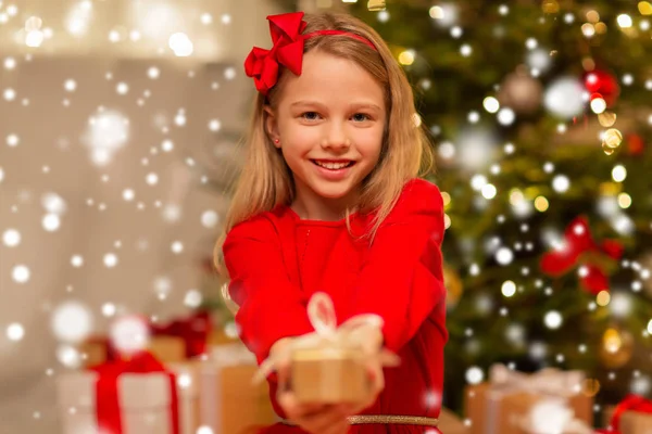 Uśmiechnięte dziewczyny z prezent na Boże Narodzenie w domu — Zdjęcie stockowe