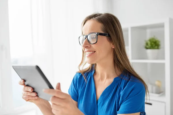 Femme avec tablette PC travaillant à la maison ou au bureau — Photo