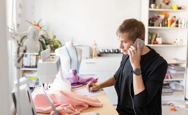 Modeontwerper opgeroepen smartphone bij studio — Stockfoto