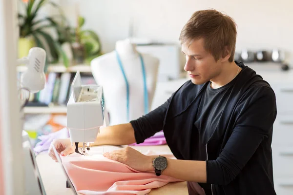 Diseñador de moda con máquina de coser de trabajo —  Fotos de Stock