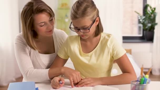 Мати і дочка роблять домашнє завдання разом — стокове відео