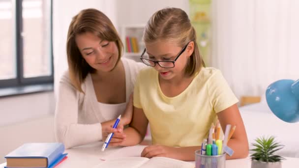 Moeder en dochter samen huiswerk maken — Stockvideo