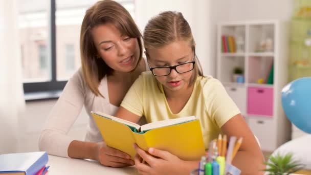 Mutter und Tochter machen gemeinsam Hausaufgaben — Stockvideo