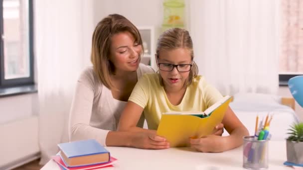 Madre e hija haciendo los deberes juntas — Vídeo de stock