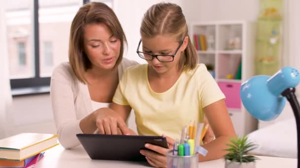 Madre e figlia con tablet pc a fare i compiti — Video Stock