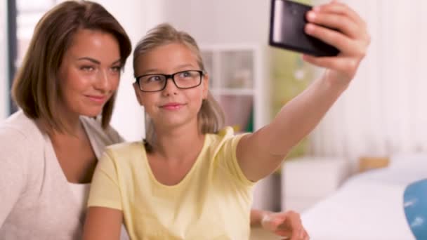 Famille heureuse prendre selfie par smartphone à la maison — Video