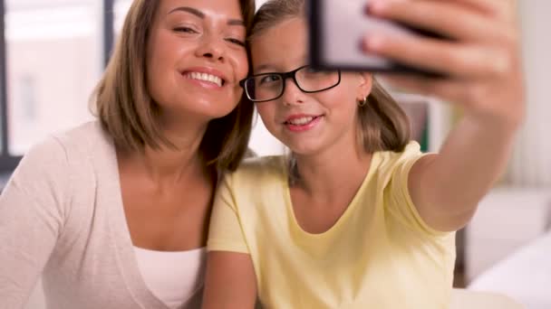 Mutlu aile evde akıllı telefonuyla selfie çekiyor. — Stok video