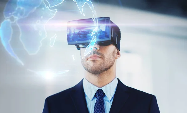 Uomo d'affari con auricolare realtà virtuale in ufficio — Foto Stock