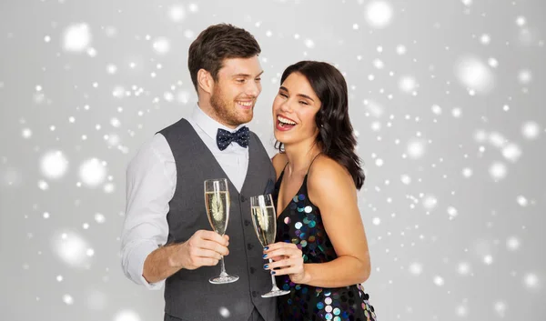 Счастливая пара с шампанским празднует Рождество — стоковое фото