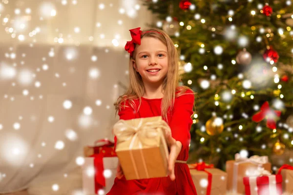 Lachende meisje met de gift van Kerstmis thuis — Stockfoto