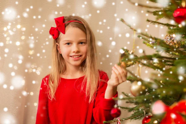 Navidad Vacaciones Concepto Infancia Chica Feliz Ropa Roja Decorando Abeto —  Fotos de Stock