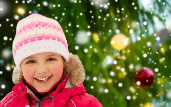 Gelukkig klein meisje in de winter kleren buiten — Stockfoto