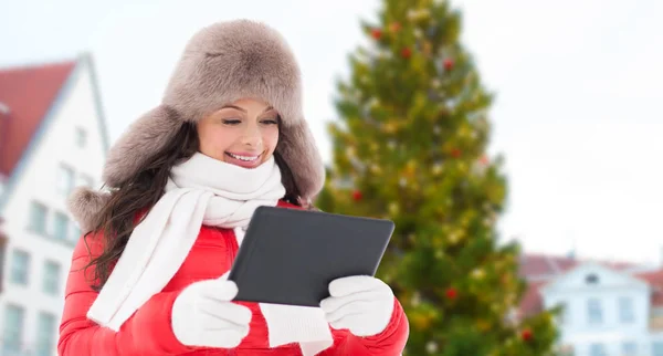 Femme avec tablette pc sur l'arbre de Noël — Photo