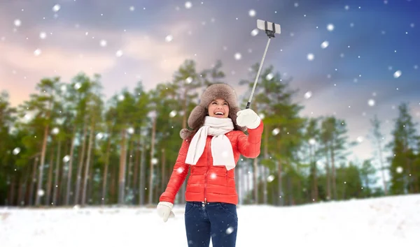 Szczęśliwa kobieta przejmuje selfie Zima Las — Zdjęcie stockowe